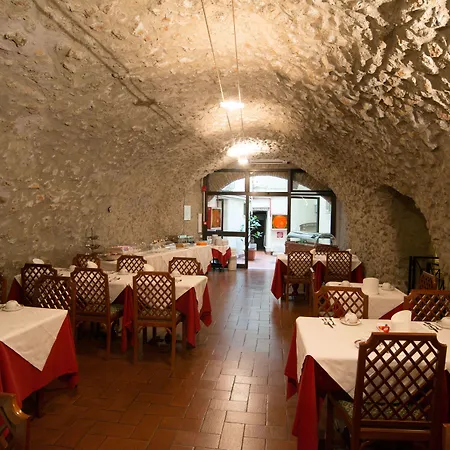 Domus Teatro Di Pompeo 4* Rzym