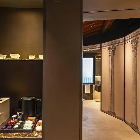 Hotel Domus Teatro Di Pompeo 4*